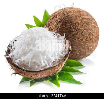 Fruits de noix de coco fissurés avec chair blanche déchiquetée et noix de coco entière isolée sur fond blanc. Banque D'Images