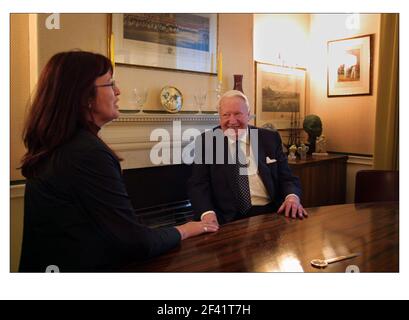 Janet Street porter interroge Sir Edward Heath à Londres en mai 2001 Banque D'Images