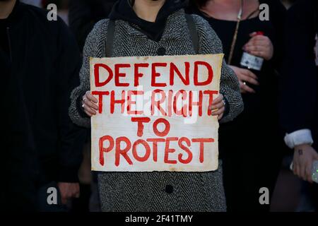 CARDIFF, PAYS DE GALLES. MARS 17 2021. Récupérer ces rues protestent à l'extérieur du poste de police central de Cardiff. Banque D'Images