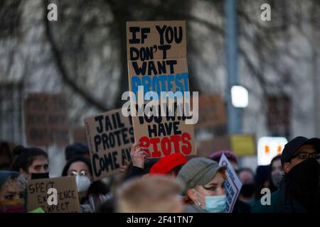 CARDIFF, PAYS DE GALLES. MARS 17 2021. Récupérer ces rues protestent à l'extérieur du poste de police central de Cardiff. Banque D'Images