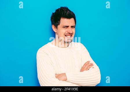 Portrait d'un homme bras pliés Banque D'Images