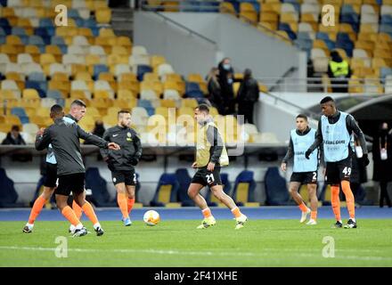 KIEV, UKRAINE - 18 MARS 2021 - les joueurs du FC Shakhtar Donetsk se préparent à affronter A.S. Roma dans le cadre de l'UEFA Europa League Round of 16 2nd leg match au NSC Olimpiyskiy, Kiev, capitale de l'Ukraine. Banque D'Images