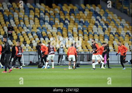 KIEV, UKRAINE - 18 MARS 2021 - les joueurs testent le terrain avant le tournoi de l'UEFA Europa League Round de 16 2nd match entre le FC Shakhtar Donetsk et A.S. Roma au NSC Olimpiyskiy, Kiev, capitale de l'Ukraine. Banque D'Images