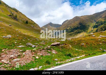 Beau paysage à proximité de l'autoroute dans Transfagarashan Carpates, crête Fagaras. La plus belle et dangereuse route en Europe Banque D'Images