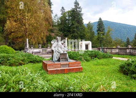 Reine Elisabeta Carmen Silva statue dans le jardin du château de Peles de Sinaia, Roumanie, Banque D'Images