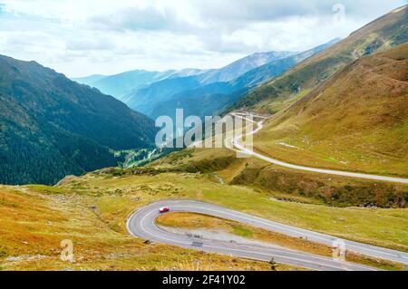 La route Transfagarasan (Transfagarash), la plus belle et dangereuse route en Europe, la Roumanie. Carpates, crête Fagaras. Banque D'Images