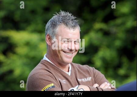 Darren Clark jouant une partie de golf avec Brian Viner. PHOTO DAVID ASHDOWN Banque D'Images