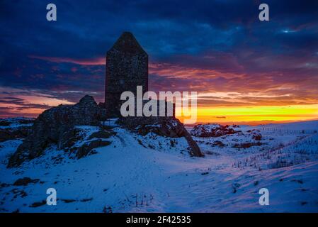 Lever du soleil d'hiver à la tour Smailholm près de Kelso aux frontières écossaises, Sir Walter Scott a été élevé à la ferme Sanyknowe à un jet de pierres. Banque D'Images