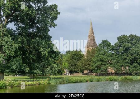 L'église paroissiale de St Mary the Virgin à Broughton Castle près de Banbury, Oxfordshire (extrait de les champs environnants) Banque D'Images