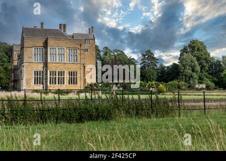 Château de Broughton, près de Banbury, Oxfordshire. Ciel orageux. Les jardins et les burorushes entourant les douves. Banque D'Images