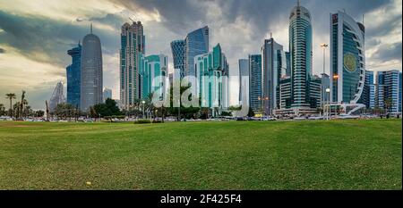 Horizon de Doha dans le quartier financier de West Bay Doha, Qatar vue de la lumière du jour avec des nuages dans le ciel Banque D'Images