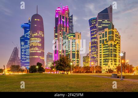 Horizon de Doha au crépuscule depuis le parc Sheraton de West Bay Quartier financier de Doha Qatar avec des nuages dans le ciel Banque D'Images