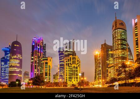 Horizon de Doha au crépuscule depuis le parc Sheraton de West Bay Quartier financier de Doha Qatar avec des nuages dans le ciel Banque D'Images