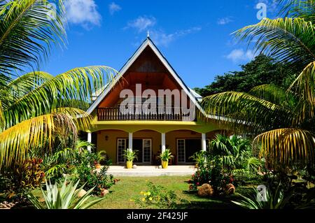 Maison créole de luxe moderne typique sur l'île de la Digue, Seychelles Banque D'Images