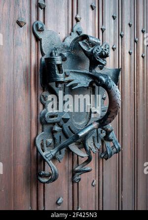 Gros plan d'une ancienne poignée de porte sur un ancien bois porte Banque D'Images