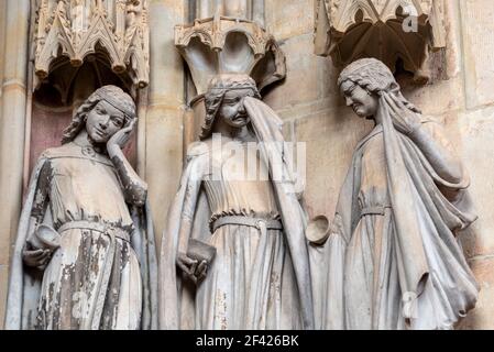 Allemagne, Saxe-Anhalt, Magdebourg, trois vierges insensées, sculptures romanes tardives dans le Paradiesvorhalle de la cathédrale de Magdebourg Banque D'Images