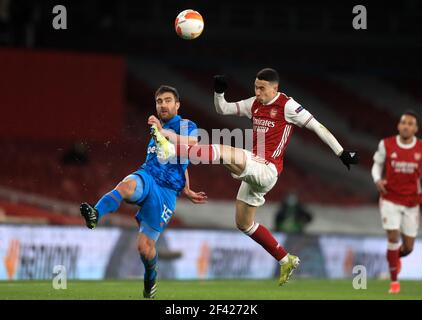 Sokratis Papastathopoulos (à gauche) d'Olympiacos et Gabriel Martinelli d'Arsenal se battent pour le ballon lors de la manche de la Ligue Europa de l'UEFA de seize deuxième jambe au stade Emirates, Londres. Date de la photo: Jeudi 18 mars 2021. Banque D'Images