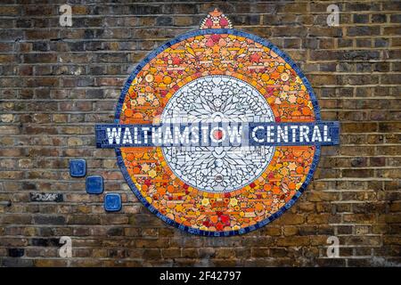 Projet de cocardes au-dessus du sol à la gare centrale de Walthamstow, dans l'est de Londres. Banque D'Images