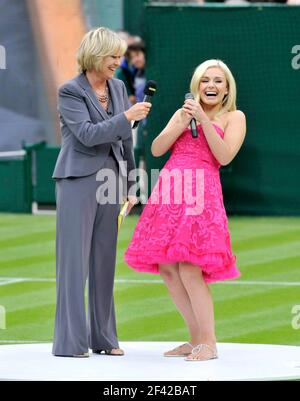 LE 1ER MATCH À WIMBLEDON SOUS LE NOUVEAU TOIT DE FERMETURE. KATHERINE JENKINGS ET SUE BARKER. ANDRE AGASSI ET SEEFIE GRAF V TIM HENMAM ET KIM CLIJSTERS. 17/5/09. PHOTO DAVID ASHDOWN Banque D'Images