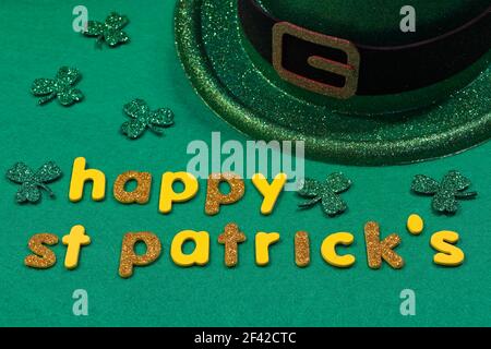 Happy St Patrick's Green Leprechaun Hat avec Shamrock Clovers Banque D'Images