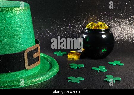 Chapeau de fête vert Leprechaun avec pot d'or et Shamrock Banque D'Images