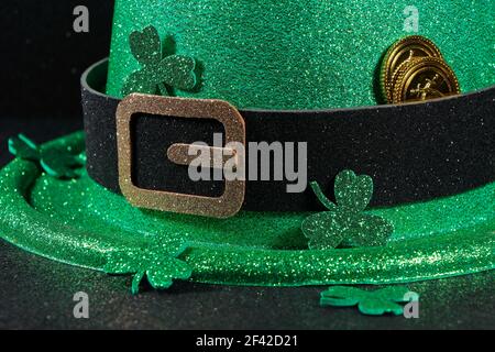 Chapeau de fête Leprechun avec Shamrocks et pièces d'or Banque D'Images