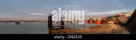 SOUTHEND-ON-SEA, ESSEX, Royaume-Uni - 16 OCTOBRE 2010 : vue panoramique des chalutiers amarrés sur le quai d'Old Leigh Banque D'Images