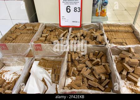 BORYSPIL, UKRAINE, NOVEMBRE 28 2018, biscuits Wafer au chocolat dans une boîte en carton. Offre de biscuits au supermarché. Banque D'Images