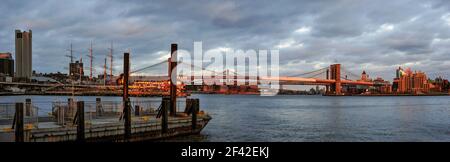NEW YORK, États-Unis - 05 DÉCEMBRE 2010 : vue panoramique sur le Pier 17 et le pont Brookly en fin d'après-midi Banque D'Images