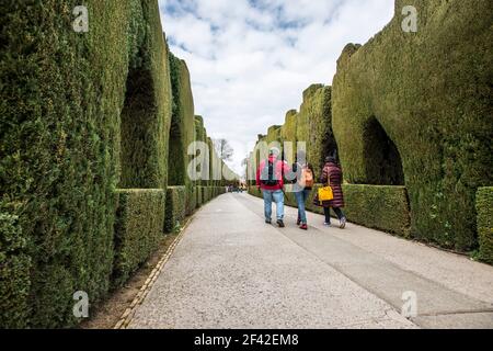 Trois touristes se promenant dans les jardins du palais de l'Alhambra, Grenade Banque D'Images