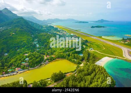 Mahé, Seychelles - 7 février 2019 : vue aérienne de l'île tropicale de Mahé, des magnifiques lagunes et de la piste de l'aéroport international des Seychelles Banque D'Images