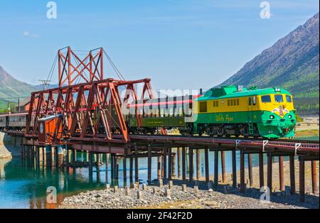 Canada, Yukon, Carcross, pont tournant traversant la rivière Nares construit en 1900, toujours utilisé par le train touristique White Pass & Yukon route Banque D'Images