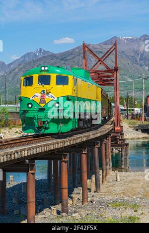 Canada, Yukon, Carcross, pont tournant traversant la rivière Nares construit en 1900, toujours utilisé par le train touristique White Pass & Yukon route Banque D'Images