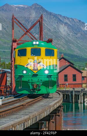 Canada, Yukon, Carcross, pont tournant traversant la rivière Nares construit en 1900, toujours utilisé par le train touristique White Pass & Yukon route Banque D'Images