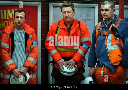 LES HOMMES TRAVAILLANT À L'OPÉRATION DE SAUVETAGE OCTOBRE 2000F LE DÉRAILLÉ TRAIN À L'ARRÊT HATFIELD POUR UN SILENCE DE QUELQUES MINUTES SUR LE PLATE-FORME À 12.23 Banque D'Images