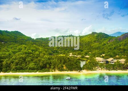 Mahé, Seychelles - 7 février 2019 : vue aérienne de l'île tropicale de Mahé et des magnifiques lagons Banque D'Images