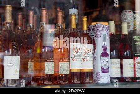 vitrine du magasin liqour avec bouteilles de vin rose, la spinetta il rose di casanova, château auguste bordeax et lejay crème de cassis liquer Banque D'Images