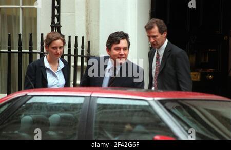 Gordon Brown le député chancelier de l'Échiquier quitte le 2000 septembre Downing Street Banque D'Images