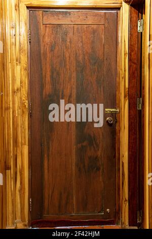 La porte en bois fermée dans la chambre. Banque D'Images