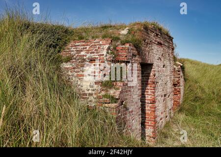 Bunker ruiné à la plage près de Houvig, Jutland, Danemark, herbage sur dune Banque D'Images