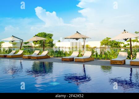 Ajman, Émirats arabes Unis - 30 octobre 2018 : piscine avec chaises longues et parasols dans un hôtel de luxe sur la côte d'Al Zorah Banque D'Images