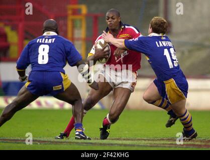 LONDON BRONCOS V LEEDS RHINOCÉROS RUGBY LEAGUE MAY 2000AT THE VALLEY. DARREN FLEARY ET DEAN LAWFORD S'ATTAQUENT À DOM PETERS ALORS QU'IL S'ÉVEILLE POUR COURIR AVEC LE BALLON. Banque D'Images