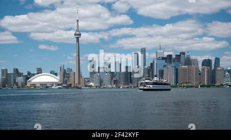 Vue panoramique sur les gratte-ciel de Toronto et le lac Ontario pendant l'été à Toronto, Ontario, Canada. Banque D'Images