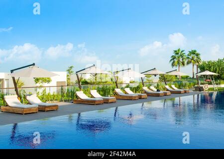 Ajman, Émirats arabes Unis - 30 octobre 2018 : piscine avec chaises longues et parasols dans un hôtel de luxe sur la côte d'Al Zorah Banque D'Images