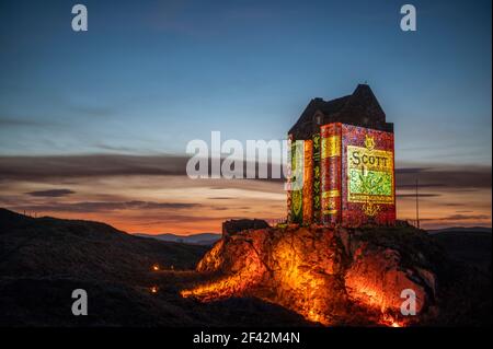 Smailholm Tower, Écosse, Royaume-Uni. 18 2021 mars : un spectacle lumineux unique lance les célébrations du 250e anniversaire de Sir Walter Scott UN spectacle lumineux spectaculaire lancera les célébrations internationales du 250e anniversaire de la vie et des œuvres de Sir Walter Scott le samedi 20 mars, Journée mondiale des contes. Le ciel nocturne de la tour Smailholm, aux frontières écossaises, sera illuminé par la première mondiale d'un tout nouveau court-métrage du Young Scott, créé par l'artiste et réalisateur Andy McGregor. L'événement de lancement est financé par EventScotland a Banque D'Images