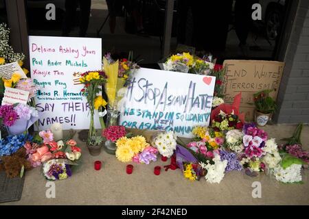 Acworth, GA, États-Unis. 18 mars 2021. Fleurs et bougies à l'extérieur du salon de massage de YoungÃs, où Robert Aaron long aurait tué quatre femmes asiatiques qui travaillaient dans le salon mardi. Credit: Robin Rayne/ZUMA Wire/Alay Live News Banque D'Images