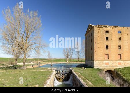 Un bâtiment près du canal de Castilla, Tamariz de Campos, Valladolid, Espagne Banque D'Images