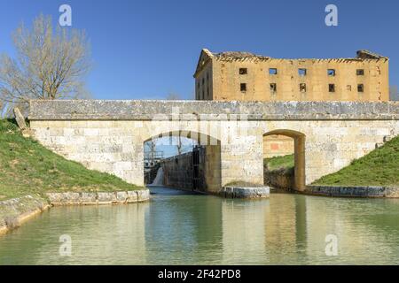 Un bâtiment près du canal de Castilla, Tamariz de Campos, Valladolid, Espagne Banque D'Images