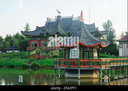 Bâtiment et maison d'été dans le style chinois sur la rivière. Complexe Brech, région de Chernihiv Banque D'Images