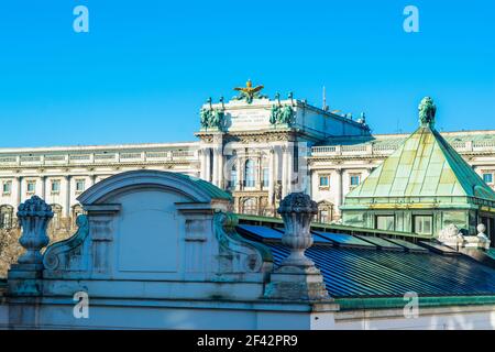 Vue sur la façade de la Neue Burg et le toit de la maison de palmiers, Vienne, Autriche Banque D'Images